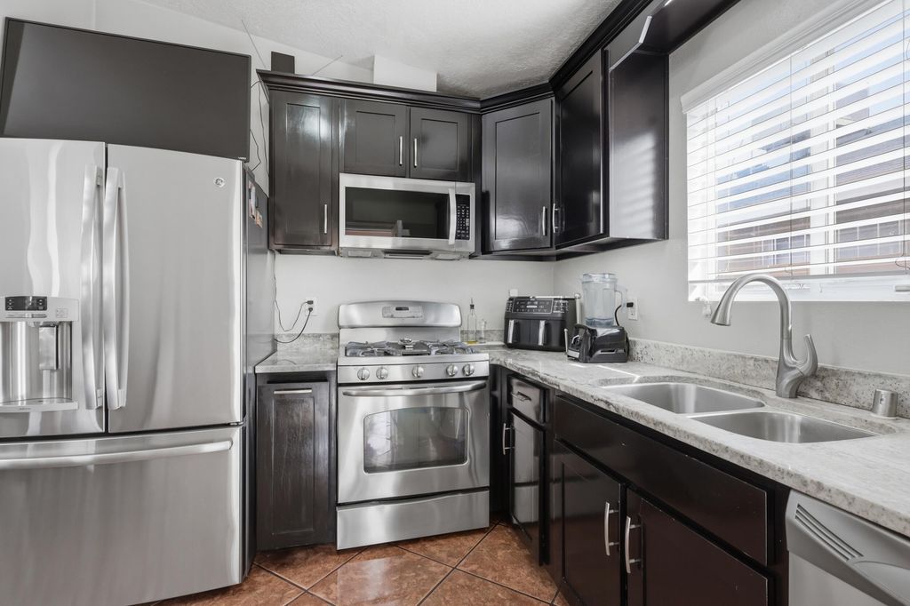 Image 11 of property listing at 7612 Desert Canyon Place SW, Albuquerque, NM 87121