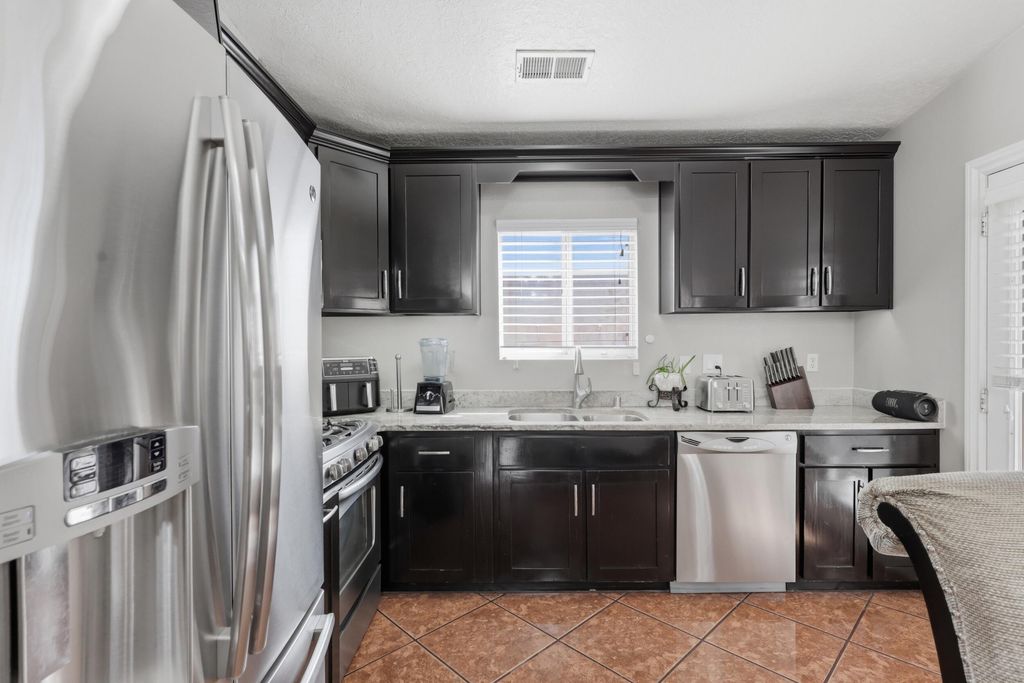 Image 12 of property listing at 7612 Desert Canyon Place SW, Albuquerque, NM 87121