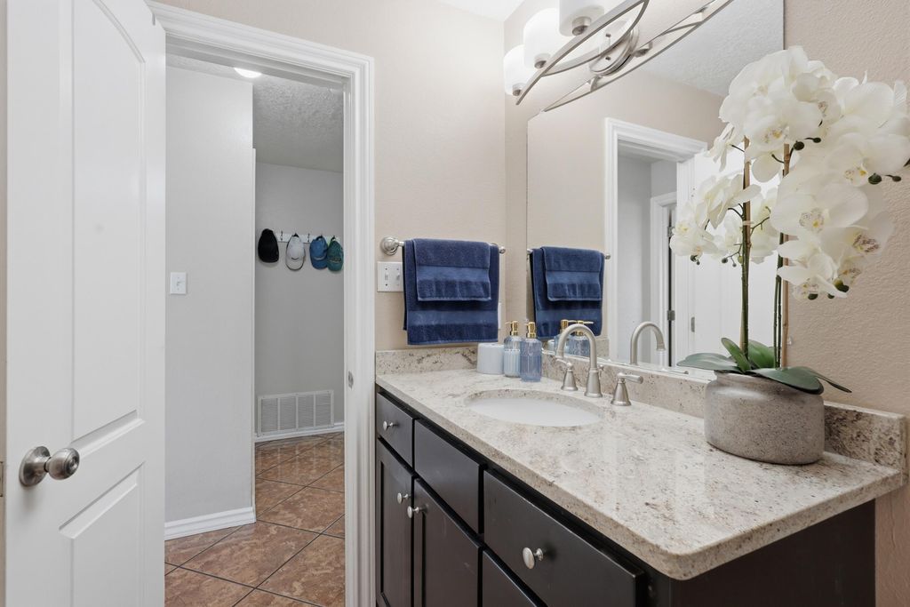 Image 19 of property listing at 7612 Desert Canyon Place SW, Albuquerque, NM 87121