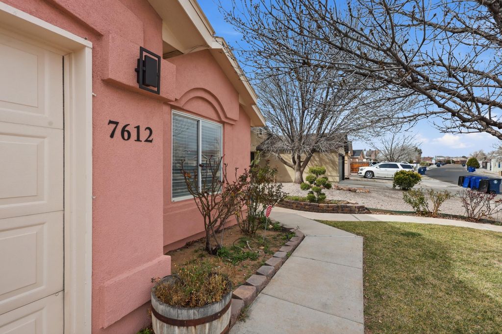 Image 4 of property listing at 7612 Desert Canyon Place SW, Albuquerque, NM 87121