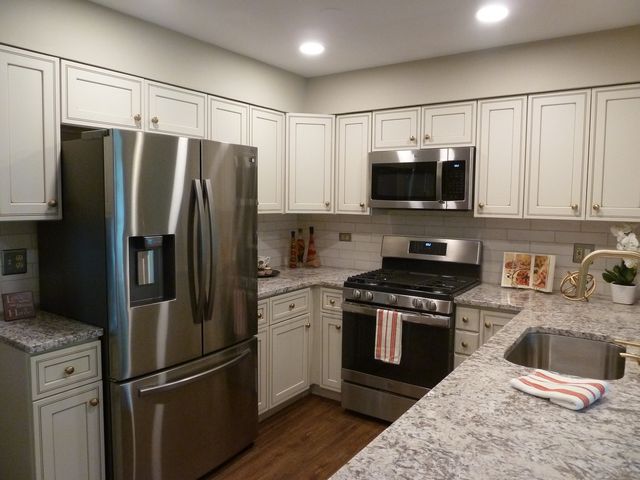 17720 W Running Creek Court, Gurnee, IL 60031