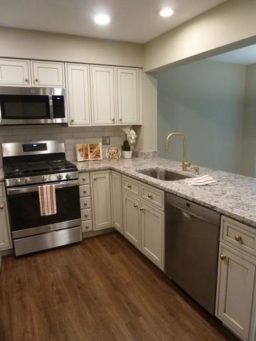 17720 W Running Creek Court, Gurnee, IL 60031