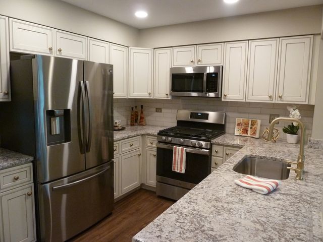 17720 W Running Creek Court, Gurnee, IL 60031