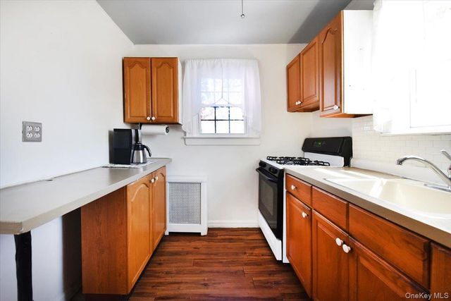 83 Cambridge Street, Valley Stream, NY 11581