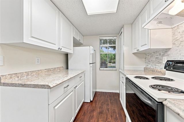 2350 FLETCHERS POINT CIRCLE, Tampa, FL 33613