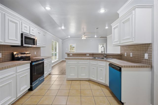 3141 Cr 81, Rosharon, TX 77583