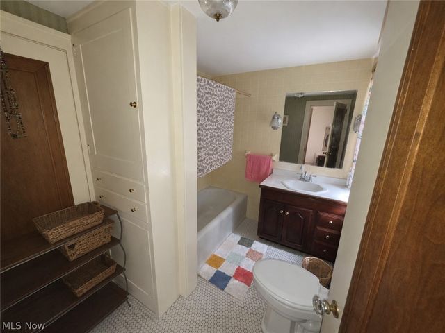 3064 Crescent Drive NE, Warren, OH 44483