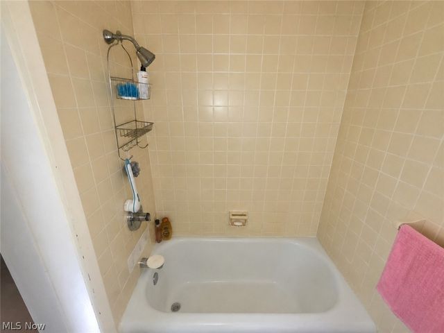 3064 Crescent Drive NE, Warren, OH 44483
