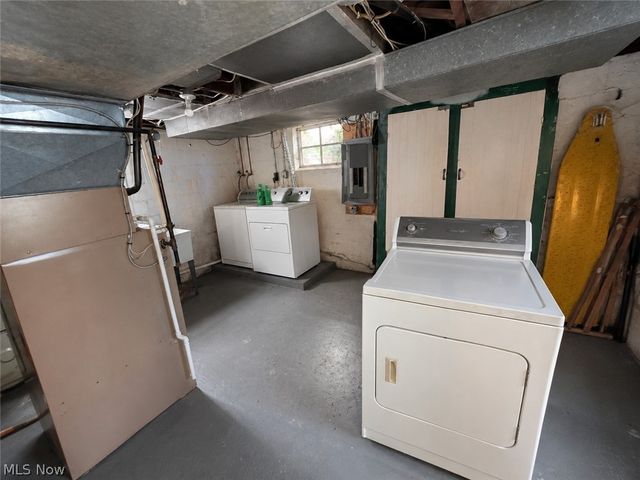 3064 Crescent Drive NE, Warren, OH 44483