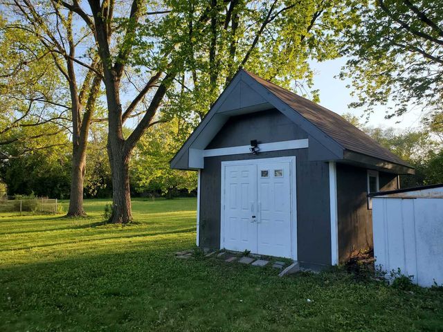 1048 Belle Plaine Avenue, Gurnee, IL 60031
