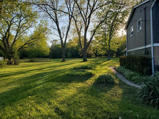 1048 Belle Plaine Avenue, Gurnee, IL 60031