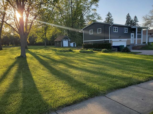 1048 Belle Plaine Avenue, Gurnee, IL 60031