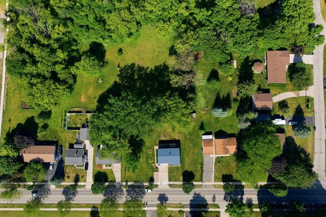 1048 Belle Plaine Avenue, Gurnee, IL 60031