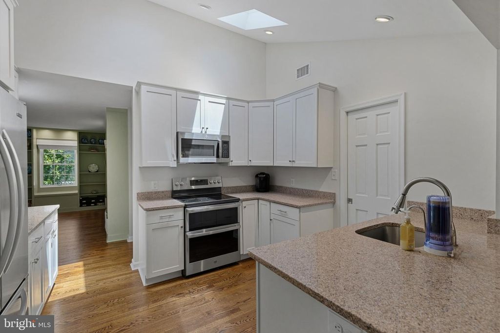 Image 12 of property listing at 1915 DULANEY PL, Annapolis, MD 21409
