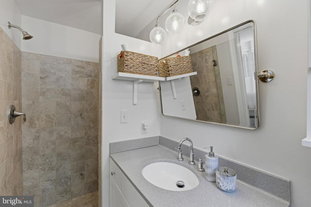 Image 25 of property listing at 1915 DULANEY PL, Annapolis, MD 21409