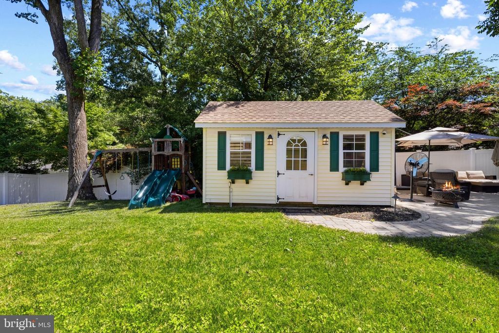 Image 35 of property listing at 1915 DULANEY PL, Annapolis, MD 21409