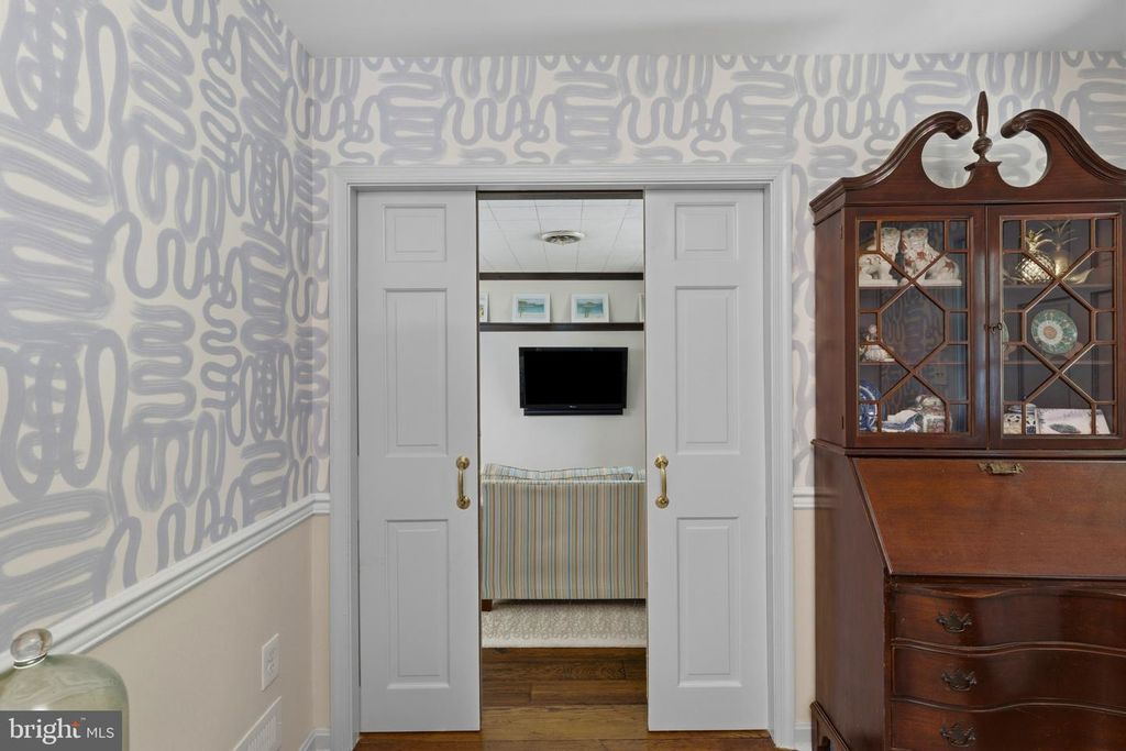 Image 5 of property listing at 1915 DULANEY PL, Annapolis, MD 21409