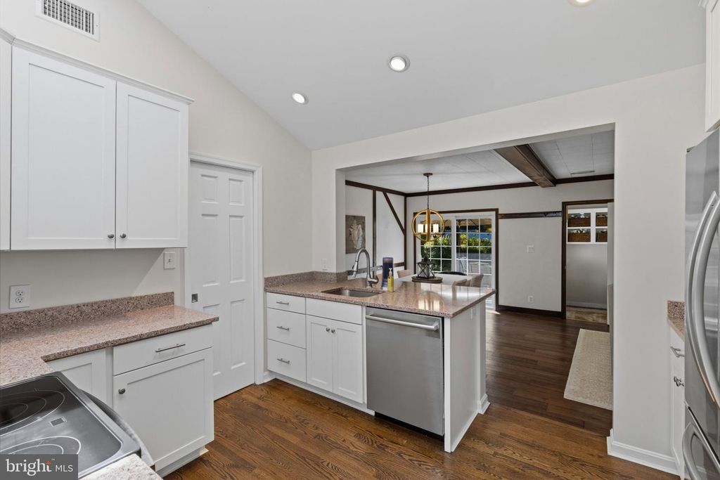 Image 9 of property listing at 1915 DULANEY PL, Annapolis, MD 21409