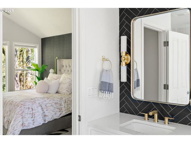 1826 Nw MILLER Rd, Portland, OR 97229