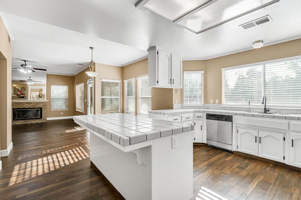 Image 13 of property listing at 2034 Wrenwood Avenue, Clovis, CA 93611