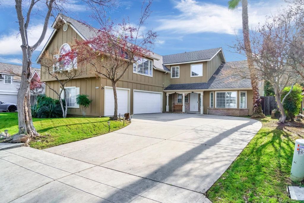 Image 2 of property listing at 2034 Wrenwood Avenue, Clovis, CA 93611