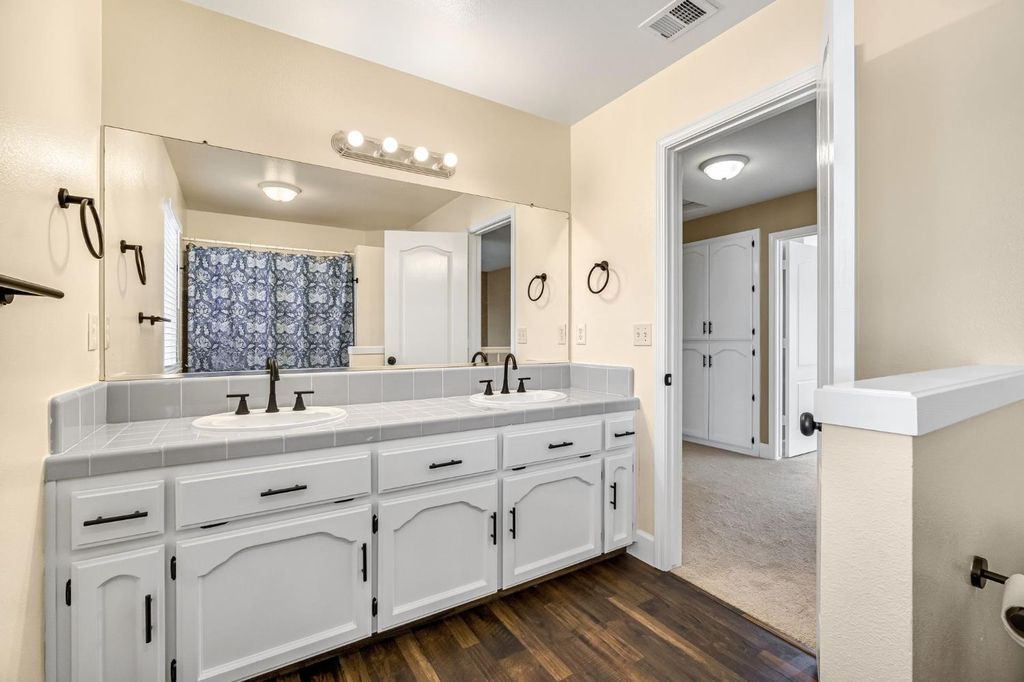 Image 38 of property listing at 2034 Wrenwood Avenue, Clovis, CA 93611