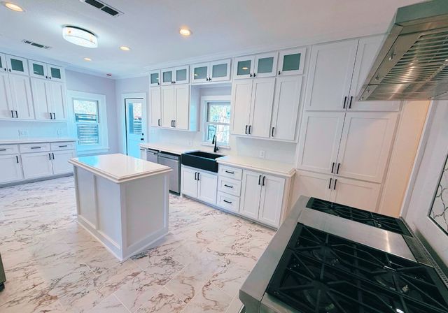 910 W Louisiana Ave, Midland, TX 79701