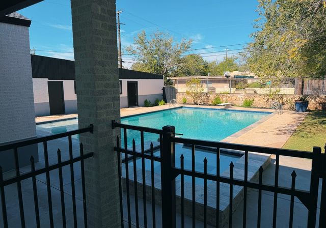 910 W Louisiana Ave, Midland, TX 79701