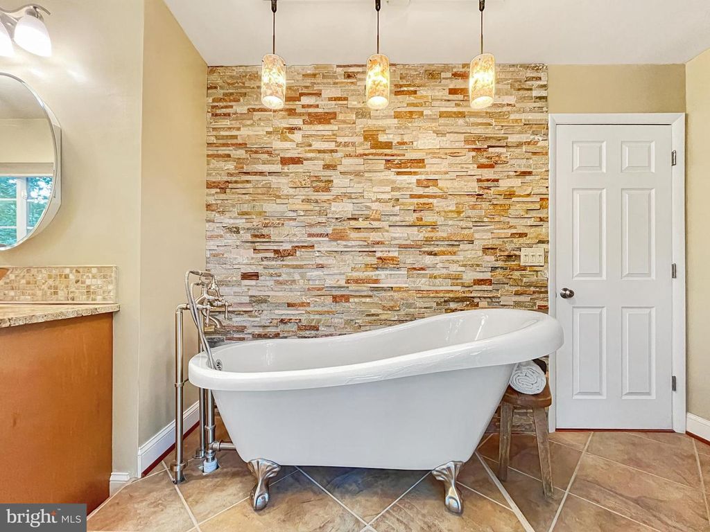 8023 LAKE DR, Manassas, VA 20111