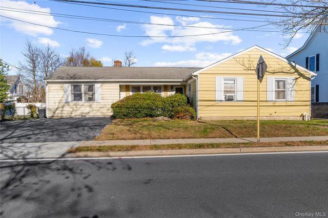 27 Simon Street, Babylon, NY 11702