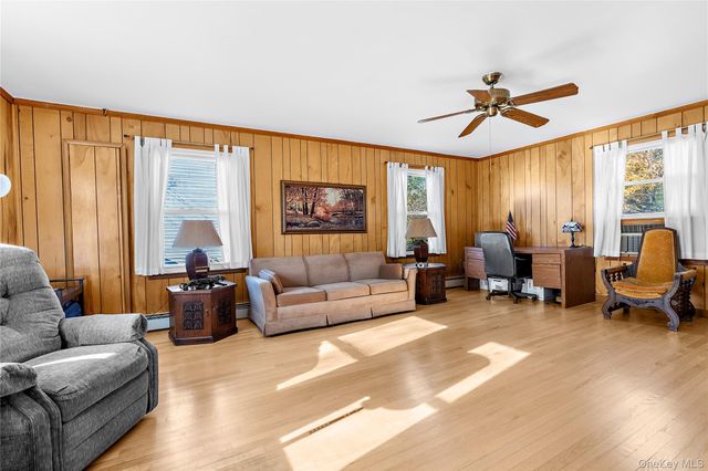 27 Simon Street, Babylon, NY 11702