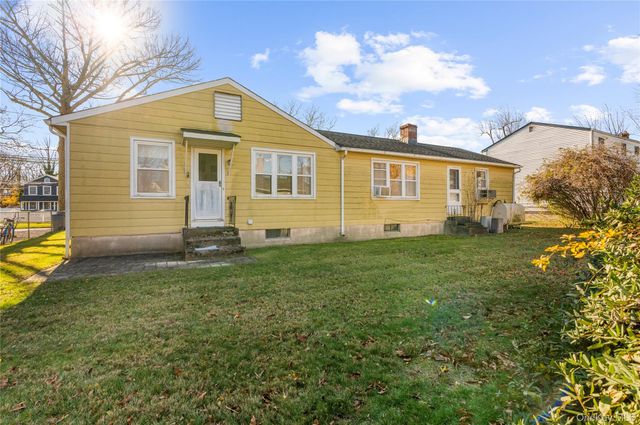 27 Simon Street, Babylon, NY 11702