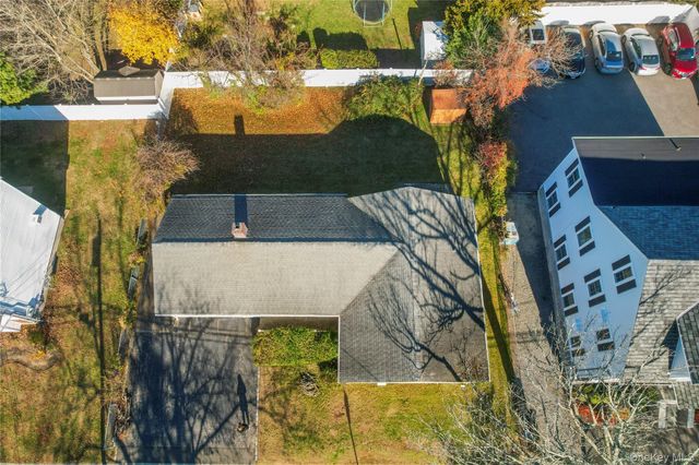 27 Simon Street, Babylon, NY 11702