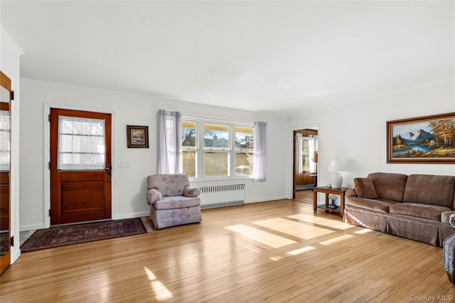 27 Simon Street, Babylon, NY 11702