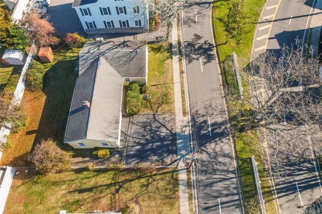 27 Simon Street, Babylon, NY 11702