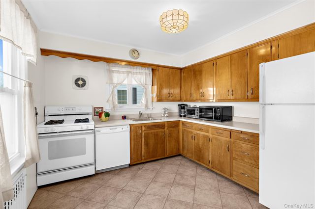 27 Simon Street, Babylon, NY 11702