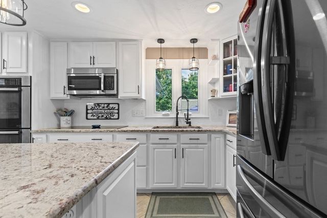 55 Bay Farm Drive, Plymouth, MA 02360