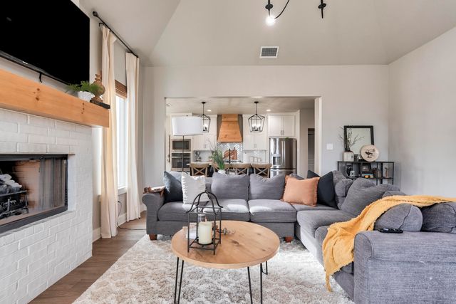 823 N 6th Circle, Wolfforth, TX 79382