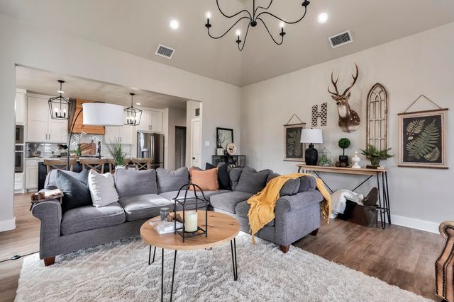 823 N 6th Circle, Wolfforth, TX 79382