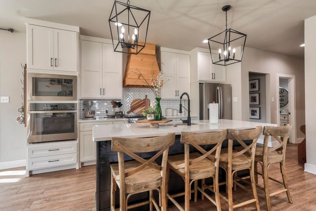 823 N 6th Circle, Wolfforth, TX 79382