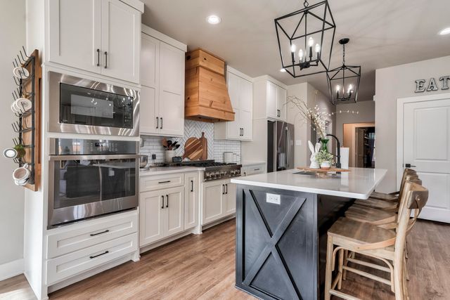 823 N 6th Circle, Wolfforth, TX 79382