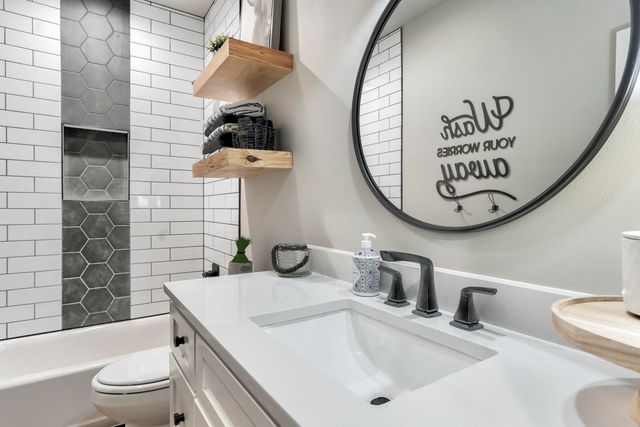 823 N 6th Circle, Wolfforth, TX 79382