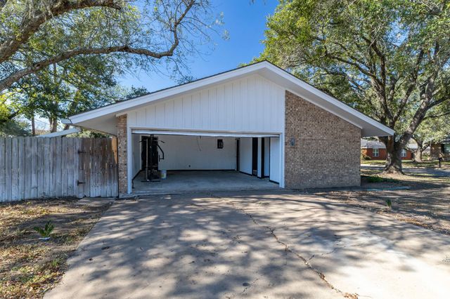 202 Kallus ST, Schulenburg, TX 78956