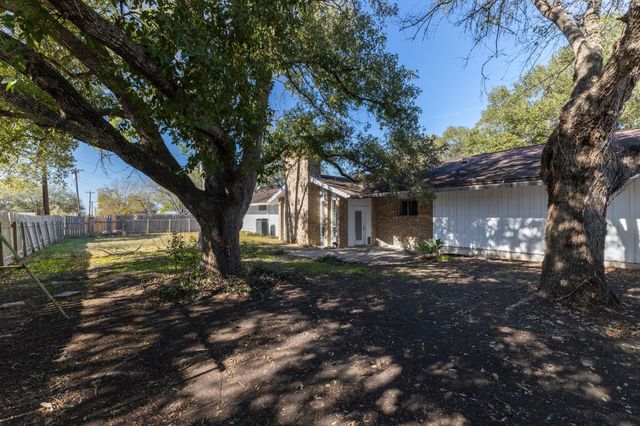 202 Kallus ST, Schulenburg, TX 78956
