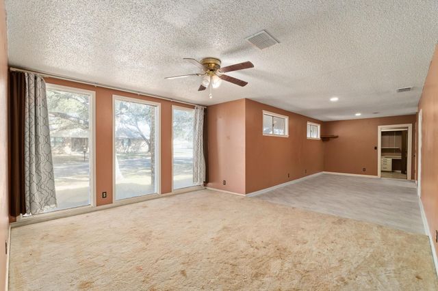 202 Kallus ST, Schulenburg, TX 78956