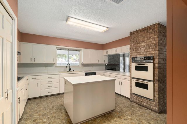 202 Kallus ST, Schulenburg, TX 78956