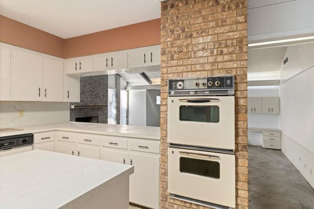 202 Kallus ST, Schulenburg, TX 78956