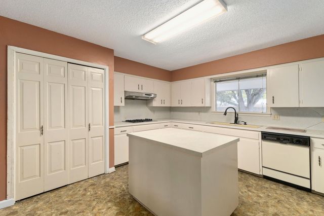 202 Kallus ST, Schulenburg, TX 78956