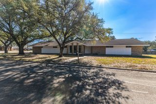 202 Kallus ST, Schulenburg, TX 78956