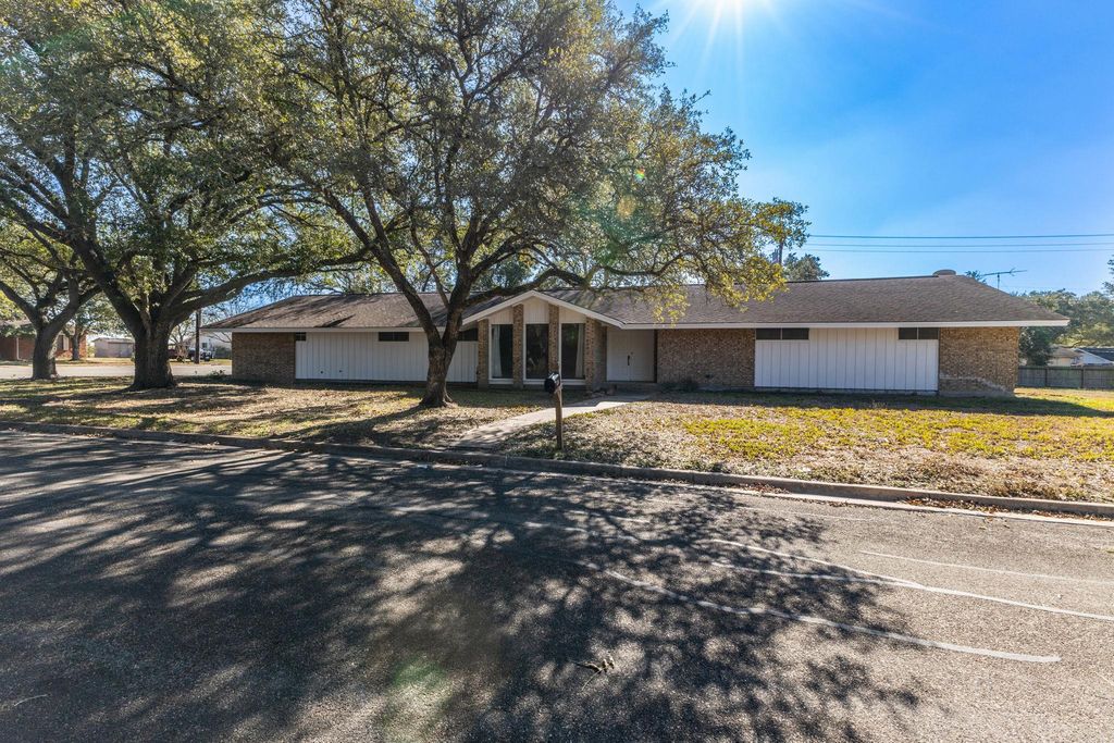 202 Kallus ST, Schulenburg, TX 78956